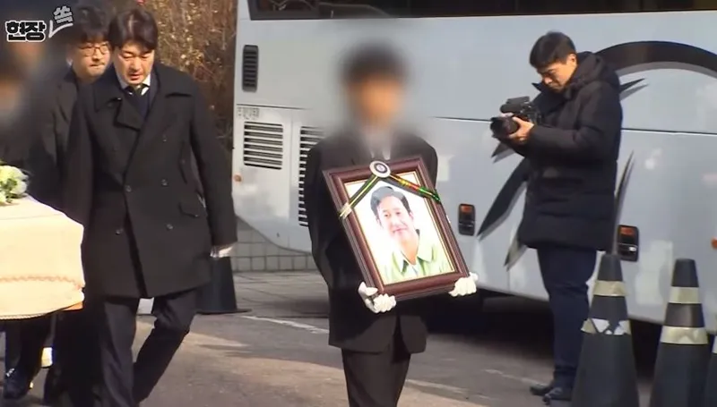Vợ con suy sụp, đồng nghiệp không ngừng rơi nước mắt trong lễ đưa tiễn Lee Sun Kyun 2