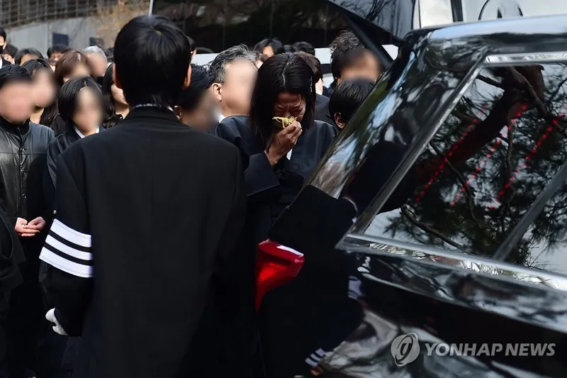 Vợ con suy sụp, đồng nghiệp không ngừng rơi nước mắt trong lễ đưa tiễn Lee Sun Kyun 3