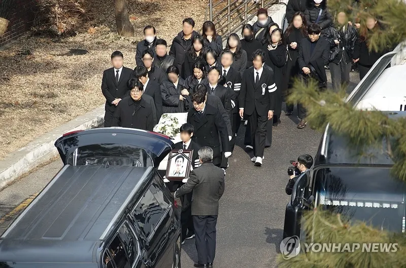 Vợ con suy sụp, đồng nghiệp không ngừng rơi nước mắt trong lễ đưa tiễn Lee Sun Kyun 4