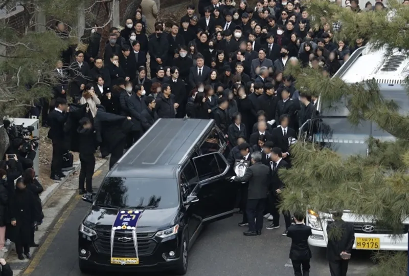 Vợ con suy sụp, đồng nghiệp không ngừng rơi nước mắt trong lễ đưa tiễn Lee Sun Kyun 7