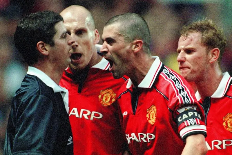 Hình ảnh đội trưởng Roy Keane gào thét vào mặt trọng tài luôn khiến CĐV MU phấn khích - Ảnh: Internet