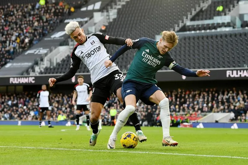 Odegaard bất lực trước hàng thủ Fulham - Ảnh: Internet