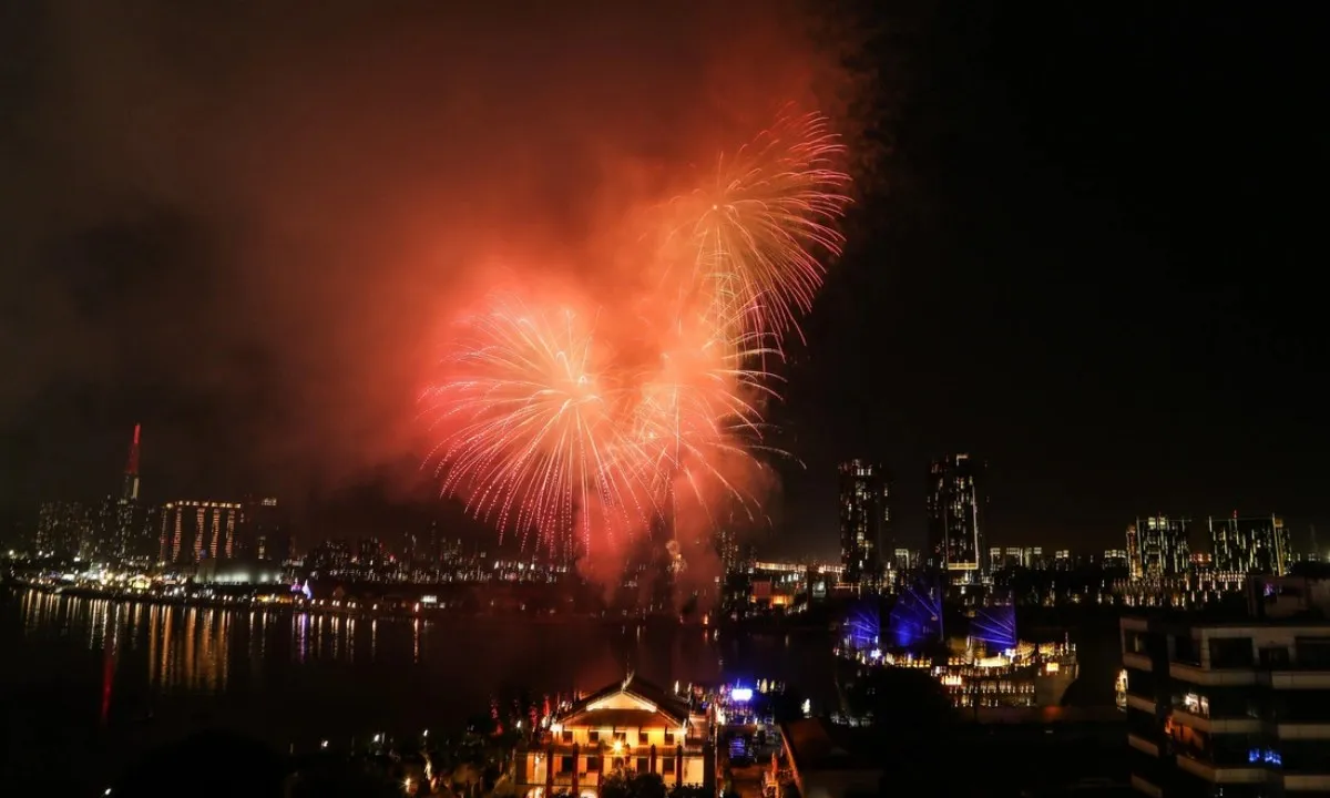 Pháo hoa rực rỡ mừng năm mới 2024