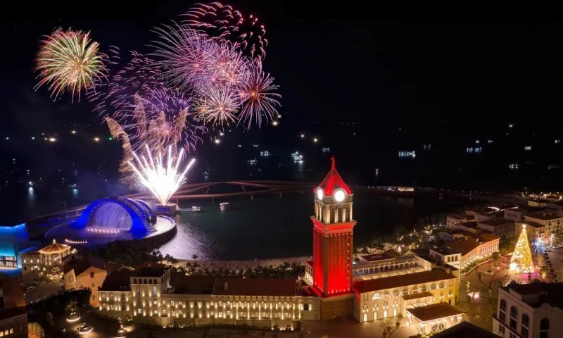 Pháo hoa rực rỡ mừng năm mới 2024 7