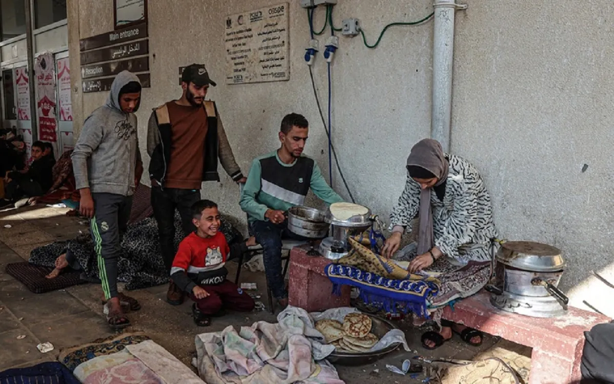  khu trại dành cho người Palestine di tản bên ngoài Bệnh viện Châu Âu ở Khan Yunis, ngày 31-12-2023 - Ảnh: AFP