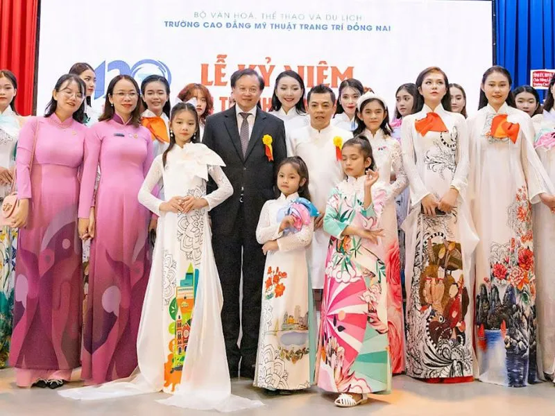 “Phù thuỷ áo dài” Tạ Linh Nhân: Người nâng tầm áo dài Việt vươn ra thế giới 2