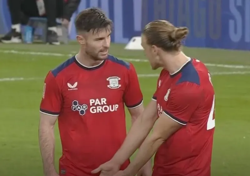 Quá nhanh quá đẳng cấp, Thiago Silva khiến 2 cầu thủ đối phương cãi nhau 2