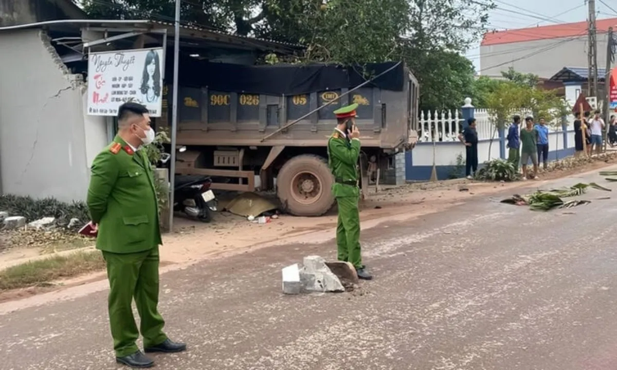 Xe tải đâm xe máy rồi lao vào tiệm gội đầu, 4 người thương vong