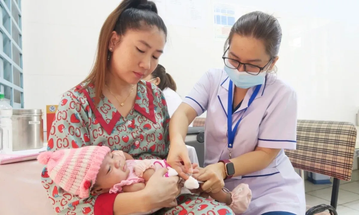 Thêm nhiều loại vaccine tiêm chủng mở rộng về đến TPHCM