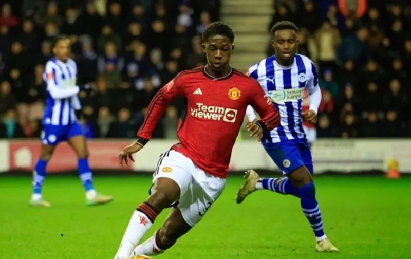 Mainoo ngày một chơi ấn tượng trong màu áo MU - Ảnh: Internet