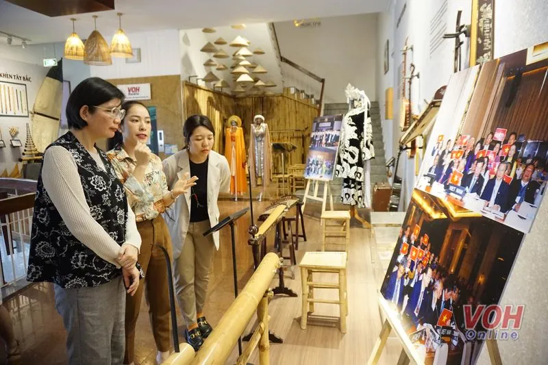 Chủ tịch hội động quản trị Đài Rti thăm và giao lưu với VOH 5