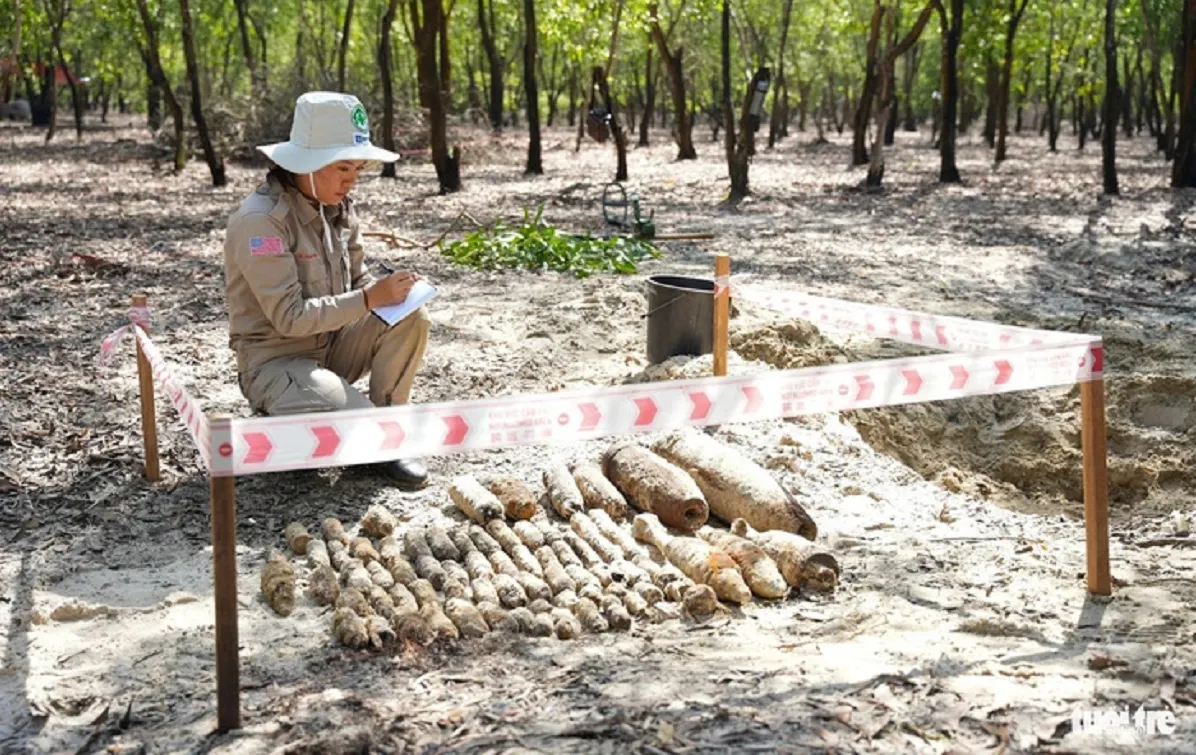 Nhân viên đội rà phá ghi chép