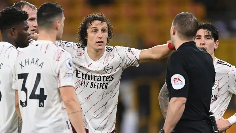 David Luiz bất ngờ khi bị truất quyền thi đấu - Ảnh: Internet