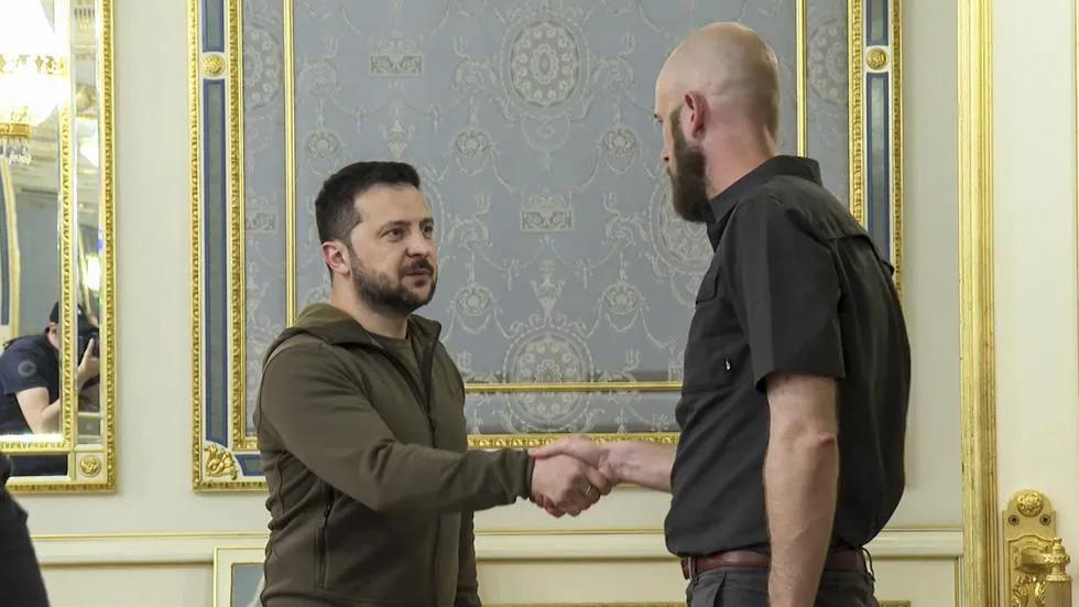 Ông Carl-Oskar Bohlin (phải) trong một cuộc gặp với Tổng thống Ukraine - Ảnh: Falu