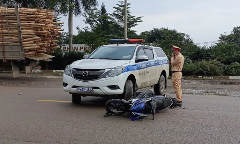 Xe máy va chạm ô tô CSGT, nam thanh niên tử vong 1