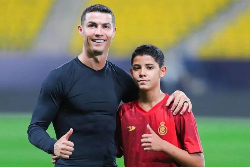 VIDEO: Ronaldo đọ tài sút phạt, dạy cho con trai bài học uy lực 1