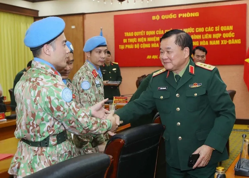 Trao quyết định cho 5 sĩ quan lên đường thực hiện nhiệm vụ Gìn giữ Hòa bình 1