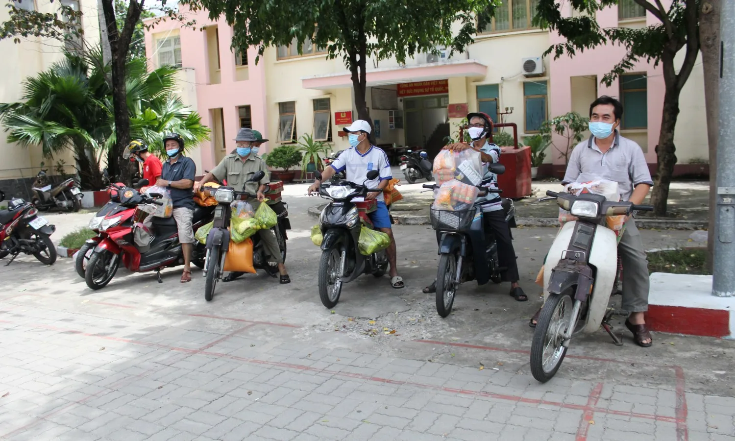 Chương II - Bài 2: Những mô hình người dân giúp nhau trong dịch: Bão bùng thân bọc lấy thân