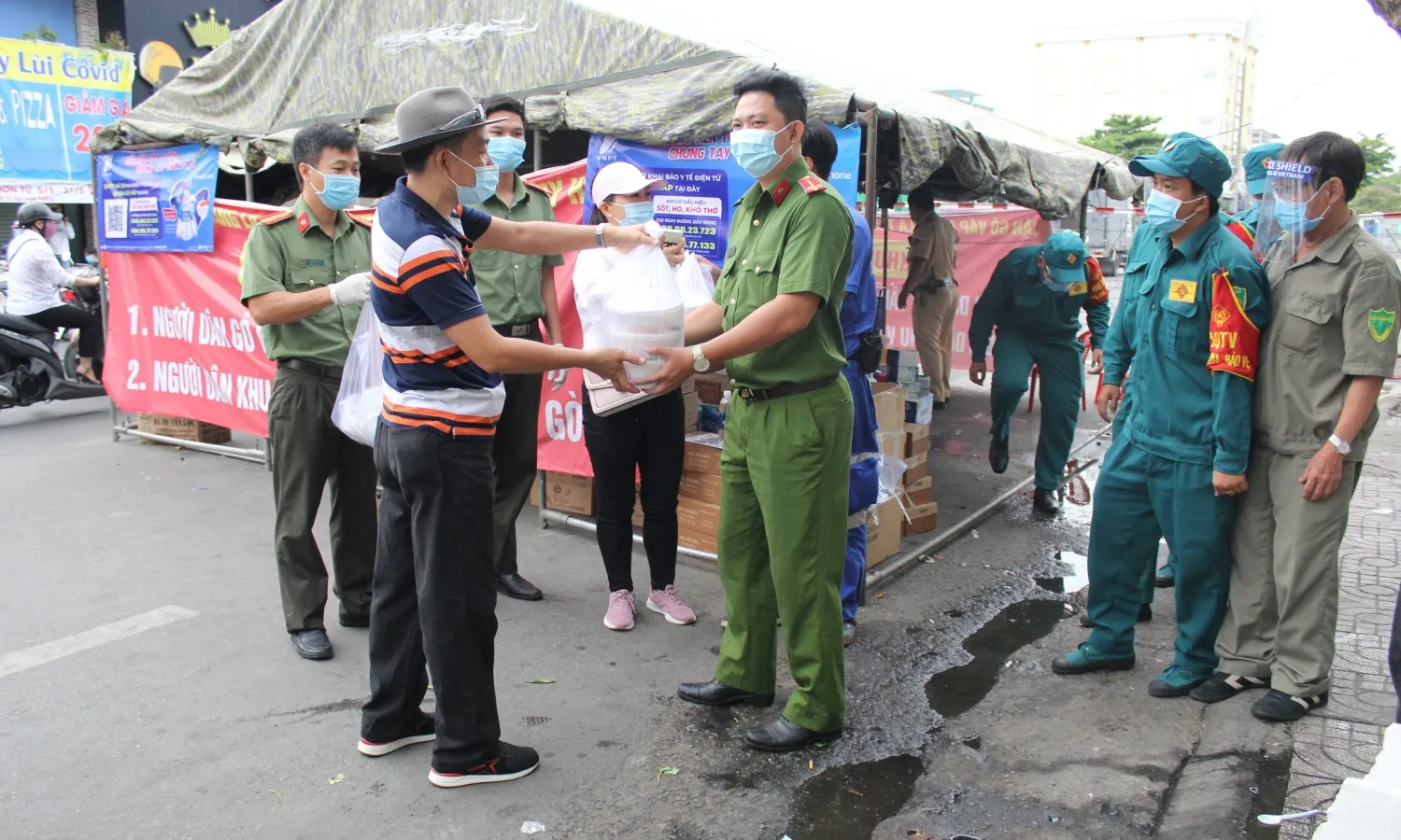 Chương II - Bài 2: Những mô hình người dân giúp nhau trong dịch: Bão bùng thân bọc lấy thân