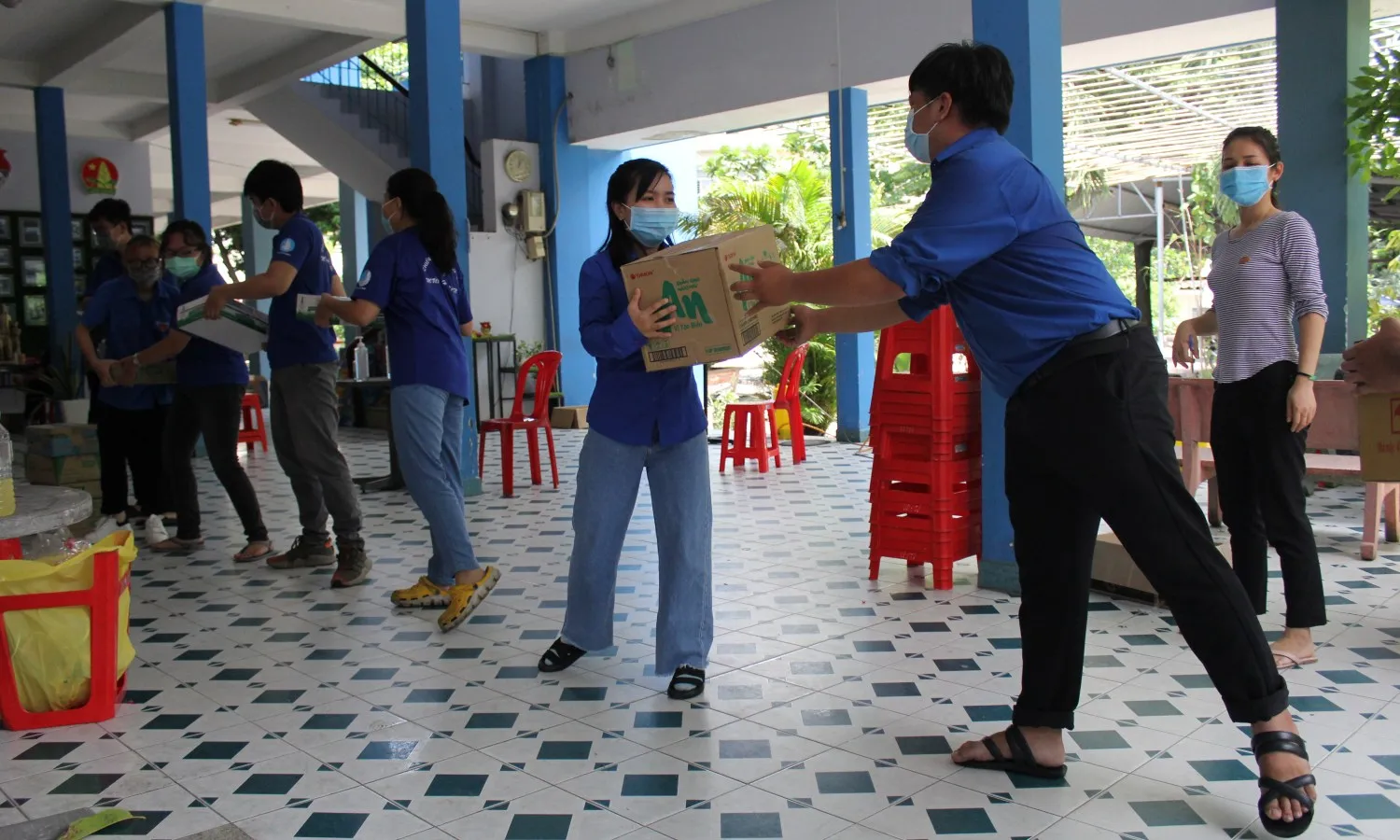 Chương II - Bài 2: Những mô hình người dân giúp nhau trong dịch: Bão bùng thân bọc lấy thân
