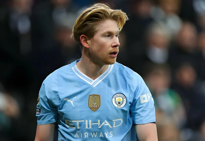 De Bruyne hóa lãng tử với kiểu tóc khác lạ sau khi tái xuất 1