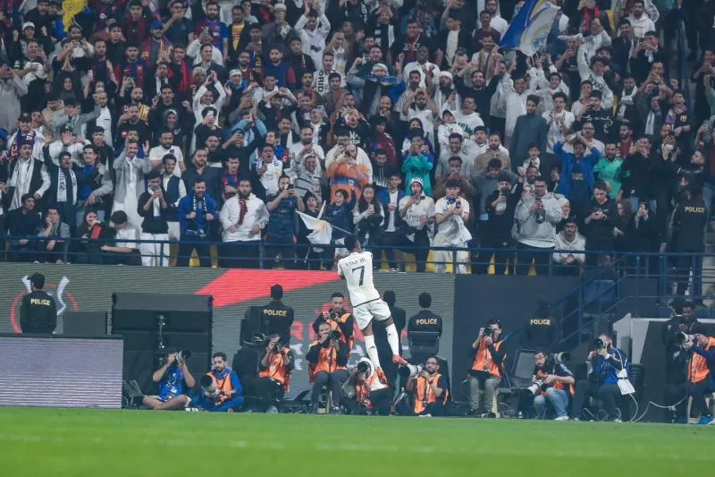 VIDEO: Vinicius "siu" ăn mừng, fan Real Madrid đồng loạt làm điều đặc biệt dành cho Ronaldo ở phút thứ 7 1