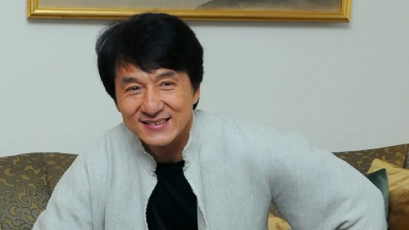 Thành Long gây chú ý vì trên người anh có một chỗ trông to hơn người thường 2