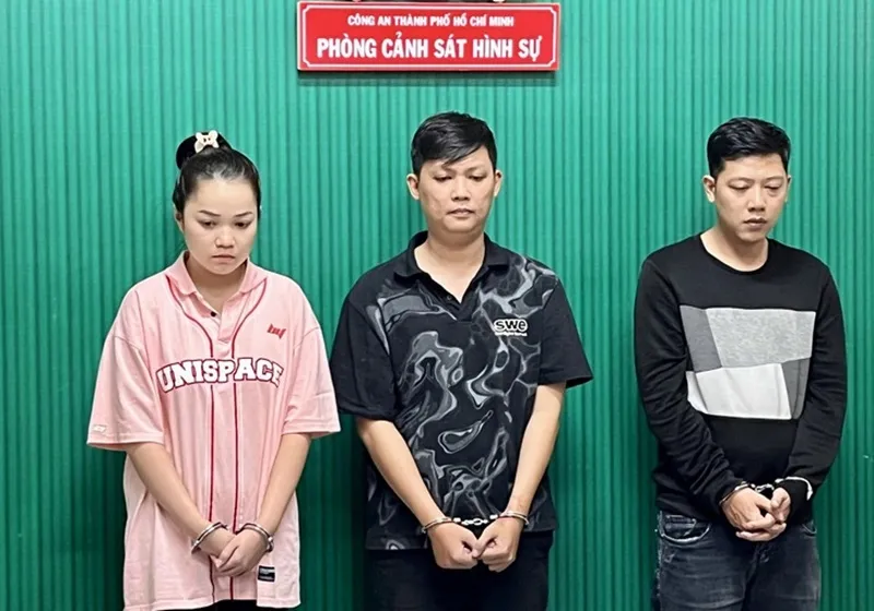 Bắt nhóm cho vay lãi nặng ép bạn gái con nợ ký giấy vay tiền 1