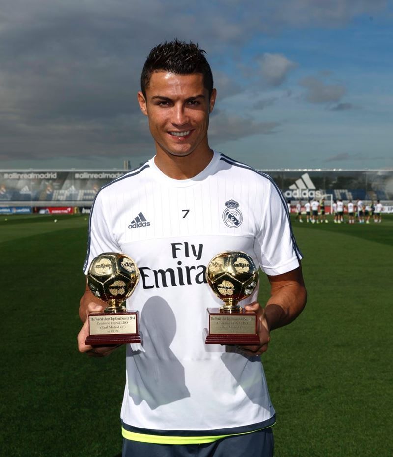 Ronaldo received the award for top scorer from IFFHS - Photo: Internet