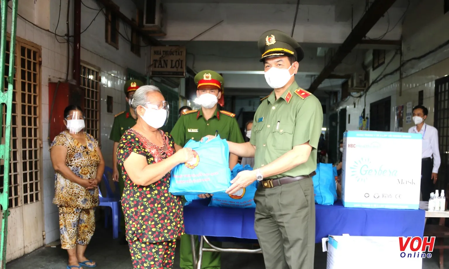 Chương II - Bài 1: Dòng chảy yêu thương giữa tâm dịch Covid-19