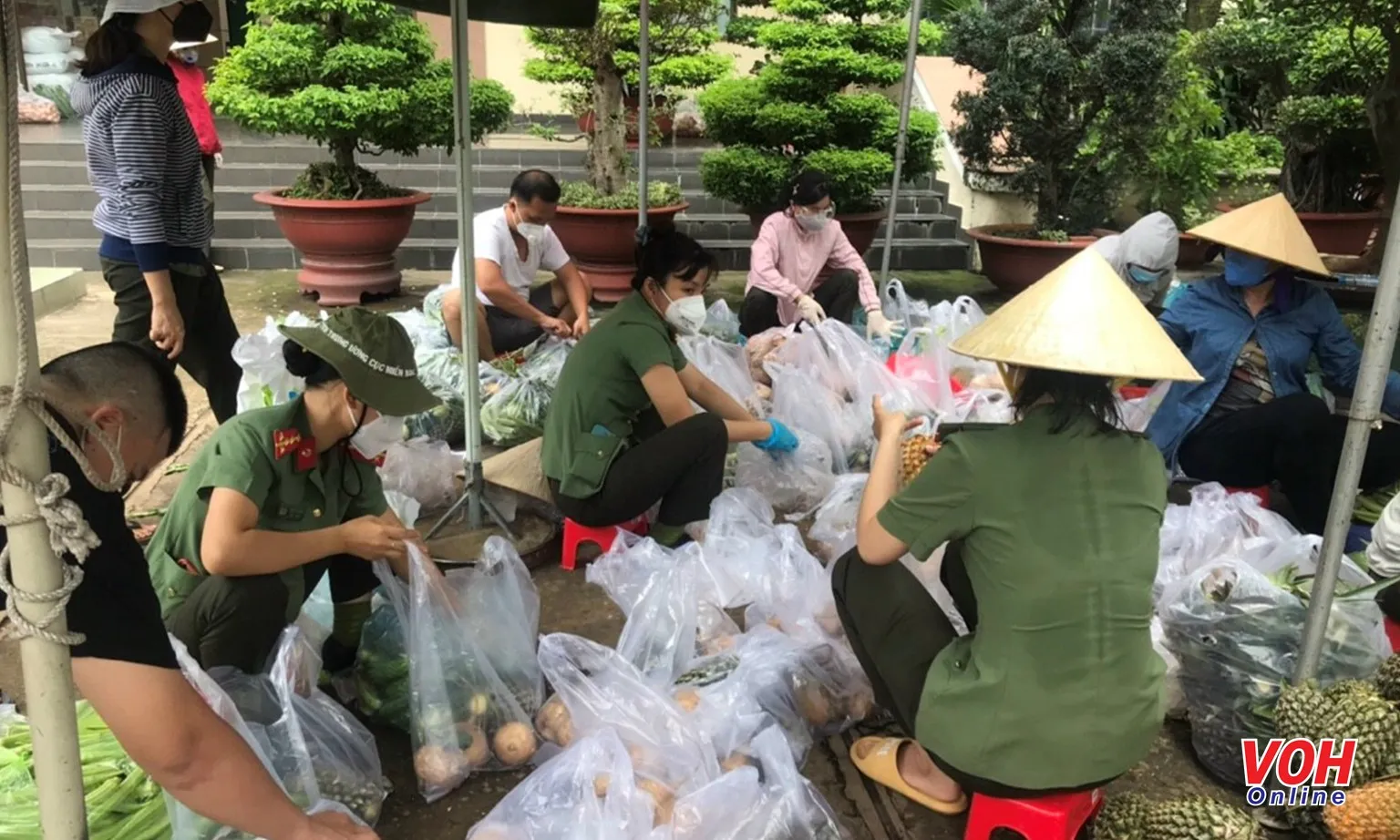 Chương II - Bài 3: Tất bật đem thực phẩm đến người dân (Phần 1)