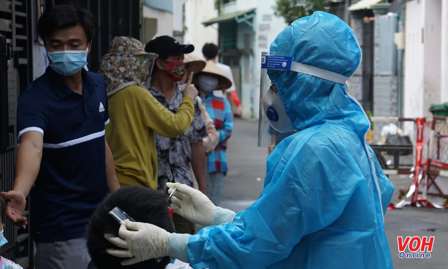 Chương II - Bài 1: Dòng chảy yêu thương giữa tâm dịch Covid-19