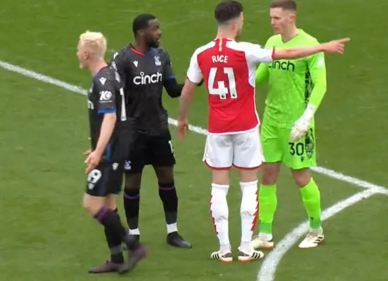 Declan Rice lườm nguýt, dằn mặt cực gắt đối thủ làm phiền trọng tài 1