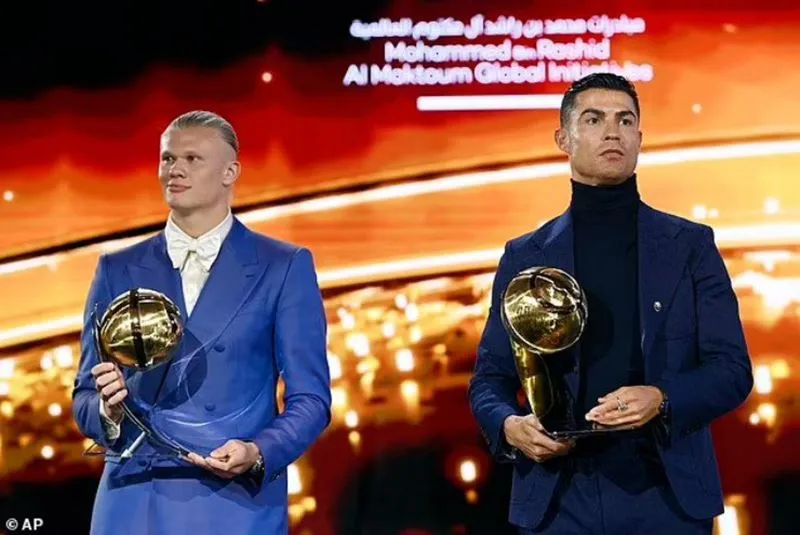 Ronaldo liên tục có nhiều cử chỉ đẹp cho Erling Haaland - Ảnh: Internet