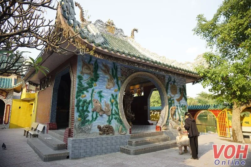 [Bài Mùng 2 tết] Phù Châu Miếu - Ngôi miếu nổi có tuổi đời gần 300 năm với hơn 100 bức tượng rồng 9