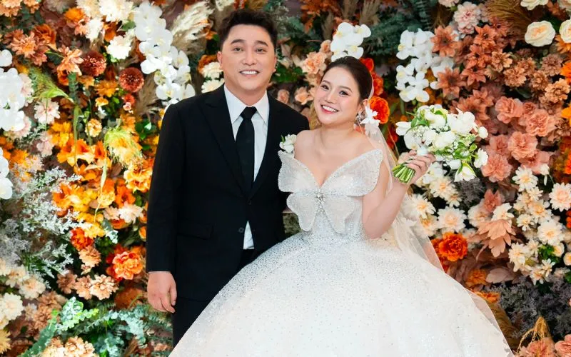 Đám cưới ca sĩ Yanbi: Chú rể hát tặng cô dâu, mẹ Yanbi đi xe lăn lên lễ đường trao sính lễ 1