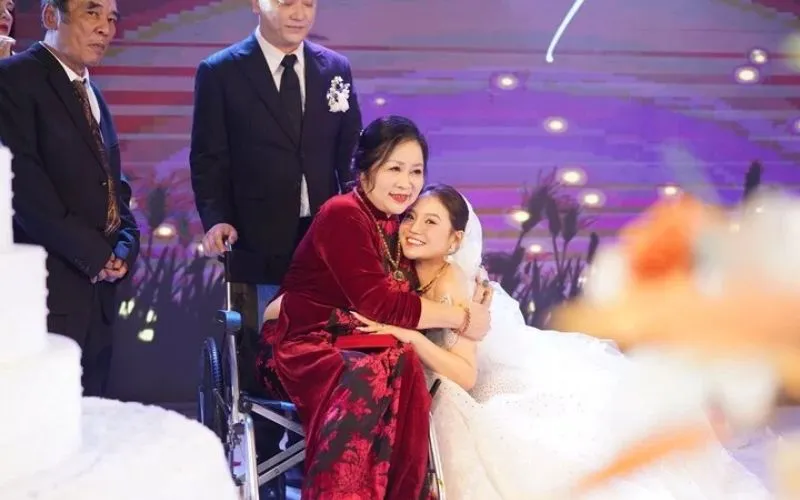 Đám cưới ca sĩ Yanbi: Chú rể hát tặng cô dâu, mẹ Yanbi đi xe lăn lên lễ đường trao sính lễ 5