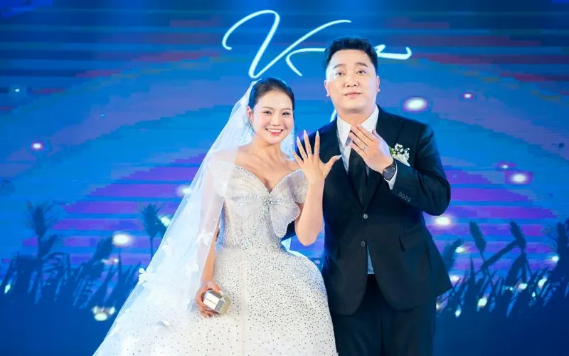 Đám cưới ca sĩ Yanbi: Chú rể hát tặng cô dâu, mẹ Yanbi đi xe lăn lên lễ đường trao sính lễ 4