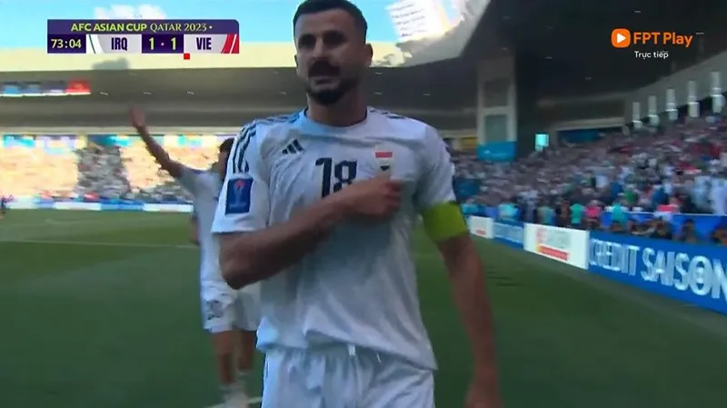 Aymen Hussein ghi bàn nâng tỷ số lên 2-1 cho Iraq.