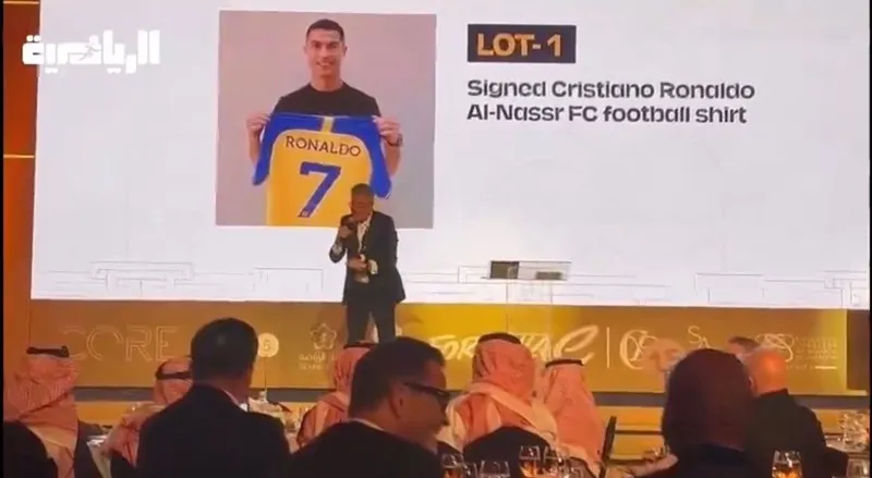 Chiếc áo đấu Ronaldo được rao bán - Ảnh: Internet