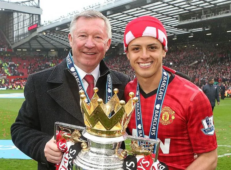 Tin bóng đá mới nhất: Tuyển thủ Việt Nam phải ngồi xe lăn về nước | Sir Alex quay video chúc mừng trò cưng 2