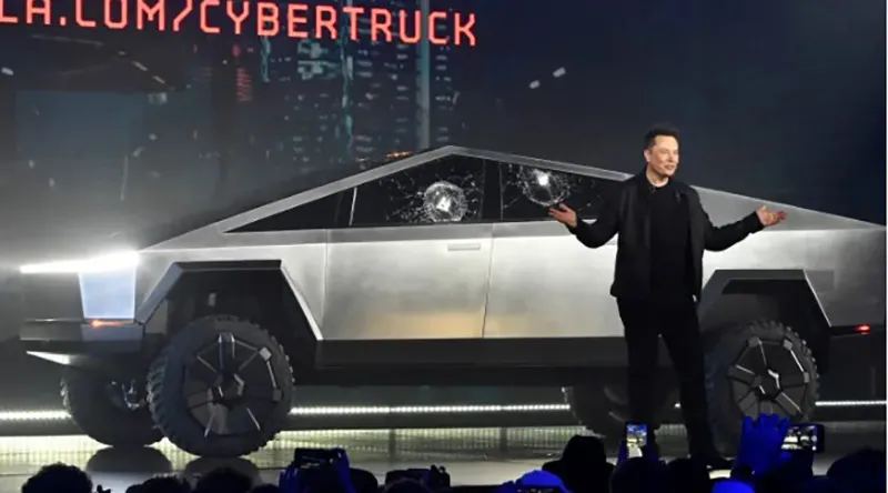 Giám đốc điều hành Tesla, Elon Musk, ra mắt Cybertruck tại Tesla 