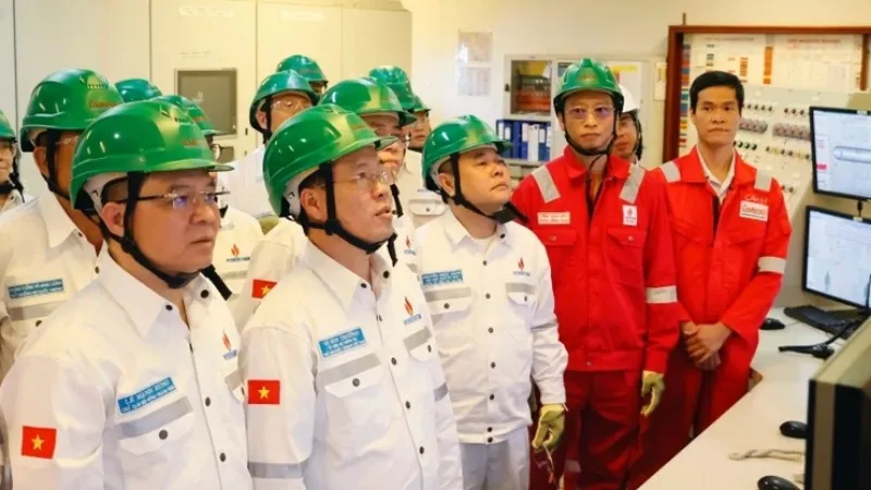 Chủ tịch nước chúc Tết công nhân giàn khai thác dầu khí Cửu Long JOC 1