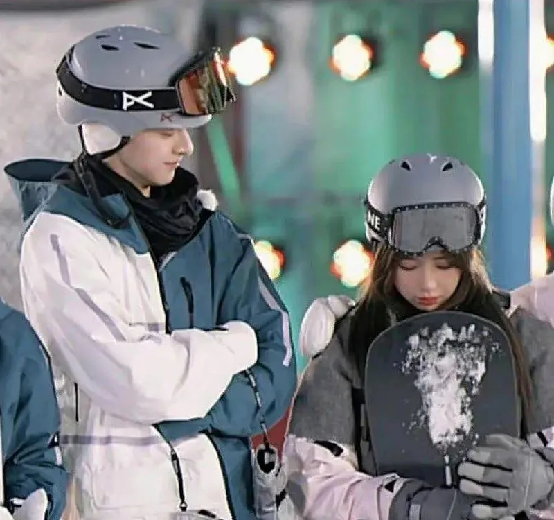 Lâm Nhất và Ngu Thư Hân cũng từng trải nghiệm trượt tuyết chung trong một chương trình giải trí