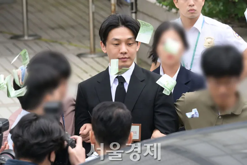 Yoo Ah In thay đổi diện mạo xuất hiện với mái tóc ngắn, thổ lộ bị trầm cảm phải phụ thuộc vào thuốc ngủ 3