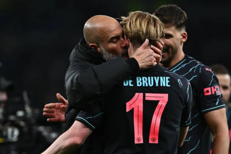 VIDEO: Pep vừa ôm hôn De Bruyne, vừa nạt nộ 2 sao Man City 1