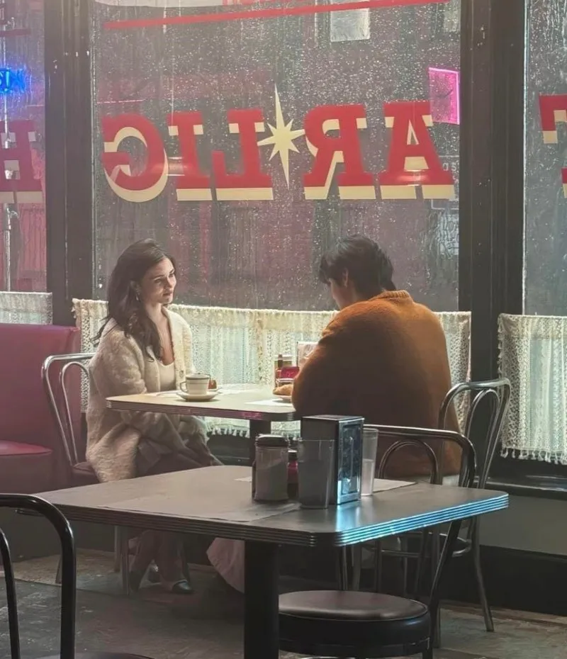 Cha Eun Woo hẹn hò lãng mạn cùng con gái của Olivia Hussey? 2