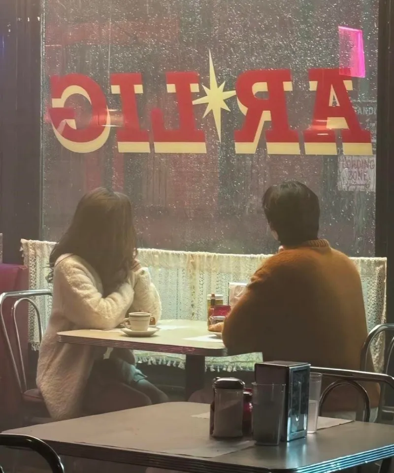 Cha Eun Woo hẹn hò lãng mạn cùng con gái của Olivia Hussey? 3