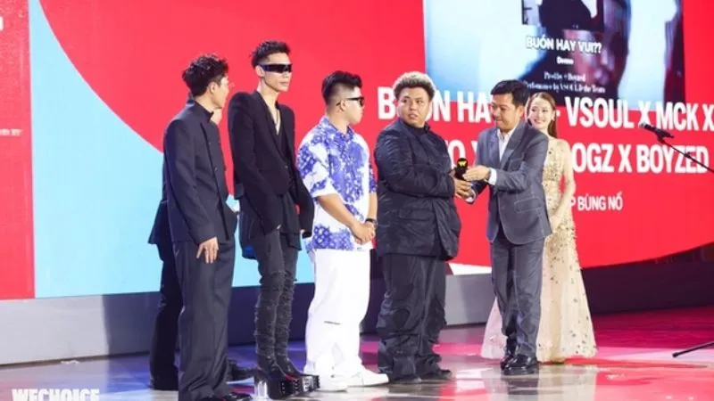 MCK gây chú ý vì thái độ khi nhận giải Album của năm tại WeChoice Awards 4