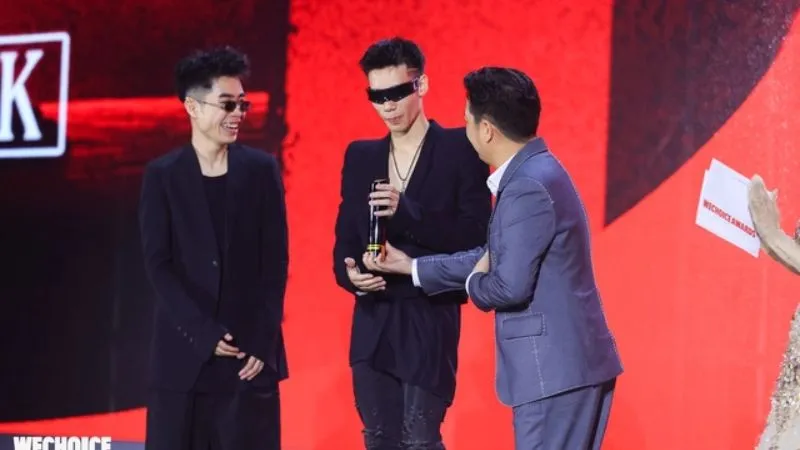 MCK gây chú ý vì thái độ khi nhận giải Album của năm tại WeChoice Awards 1